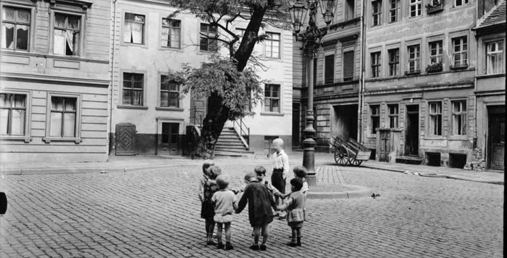 Children playing in Jüdenhof, Berlin (1930). Image courtesy of the Bundesarchiv.