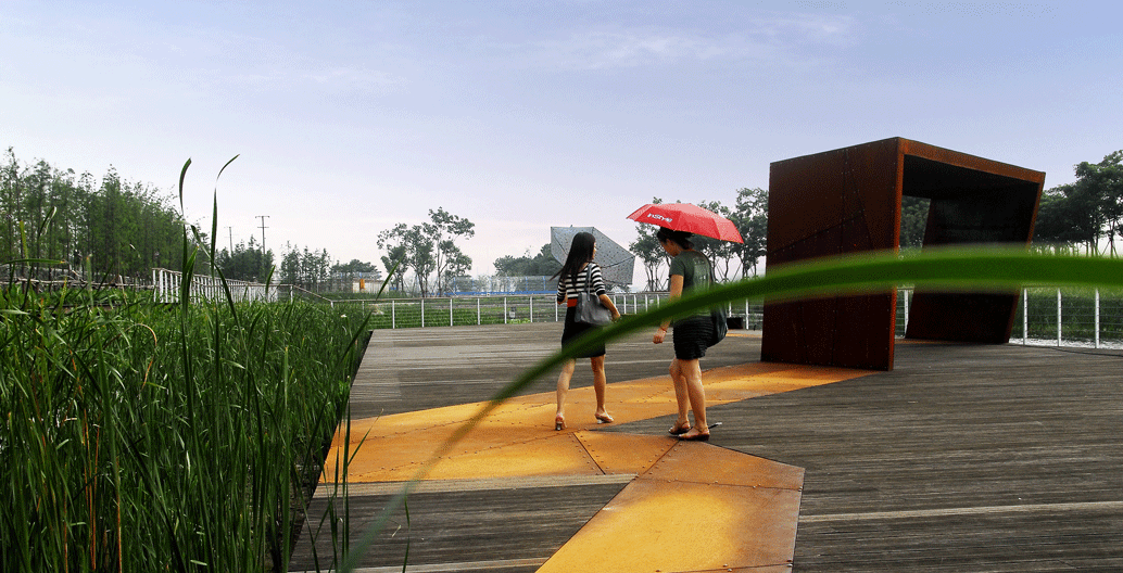 The pedestrian network is composed of a main loop, a series of perpendicular roads bisecting the wetland.