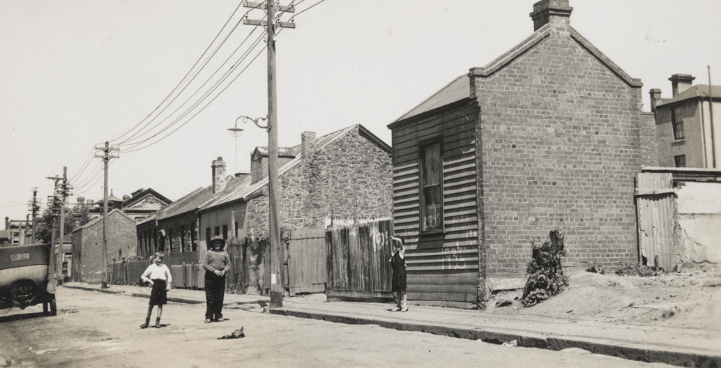 Children in Little Oxford Street, Collingwood. Image: SLV.