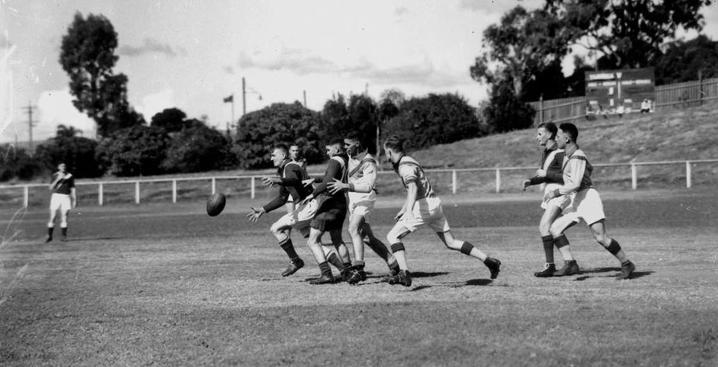 AFL match in Perry Park, Brisbane (1928). Image: State Library QLD.