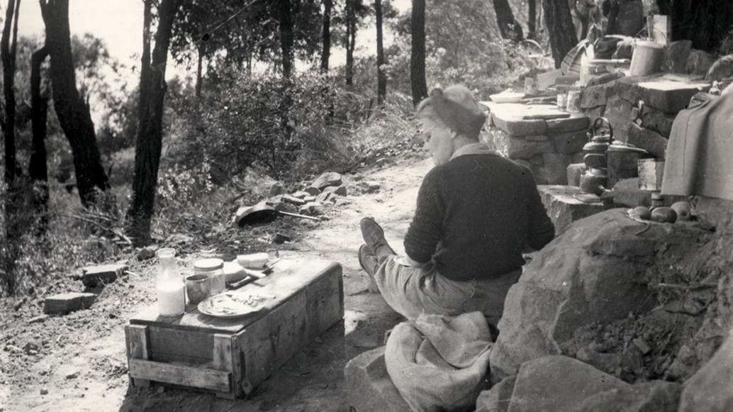 ‘Our first dining room with the A.W.A.S. against a rock’ (1947). Image: Edna Walling Collection, SLV.