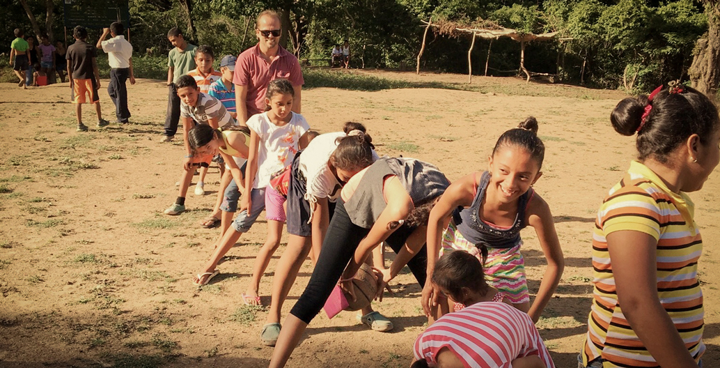 Mesa Sostenible's Cade Pia with the El Tambo community.