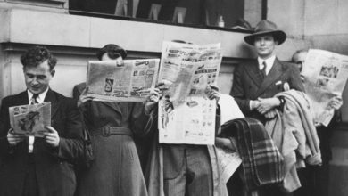 Image: ‘Crowd outside Spencer Jacksons, waiting for Myers House’ (1947), State Library of Victoria.