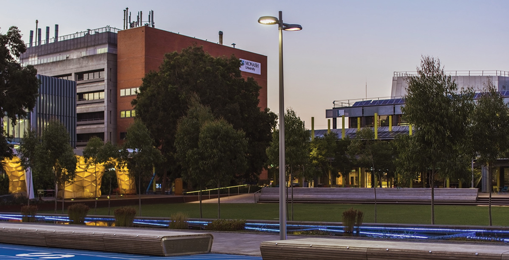 Along the pathway, back-to-back WE-EF RFL530 luminaires were mounted, with [S70] side-throw optical lenses