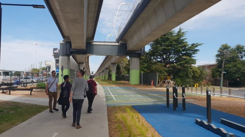 The Shared Use Path (SUP) runs the entire 17-kilometre length of the project, linking sport and fitness equipment.