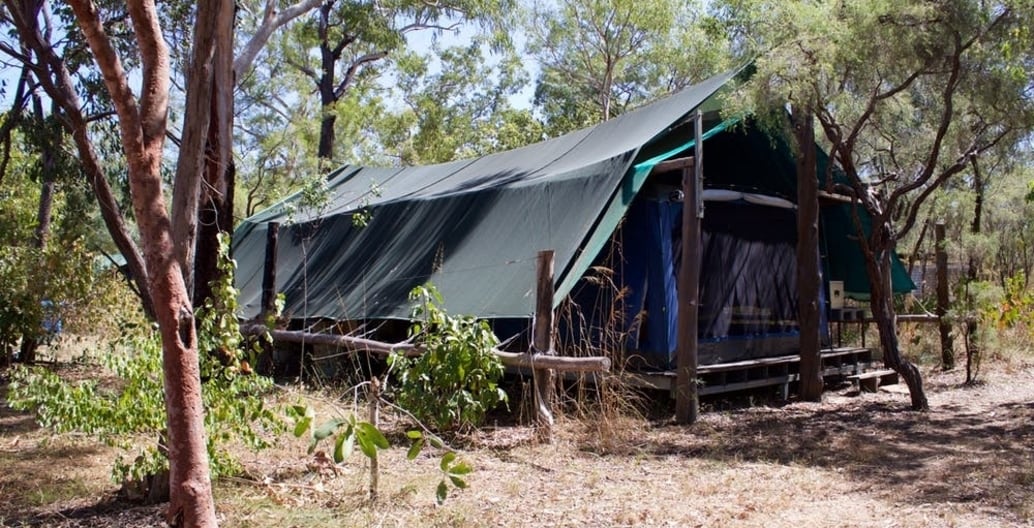 An early version of the balabbala at Kabulwarnamyo with a double-layered tarpaulin reduces heat gain. Photo: Hannah Robertson