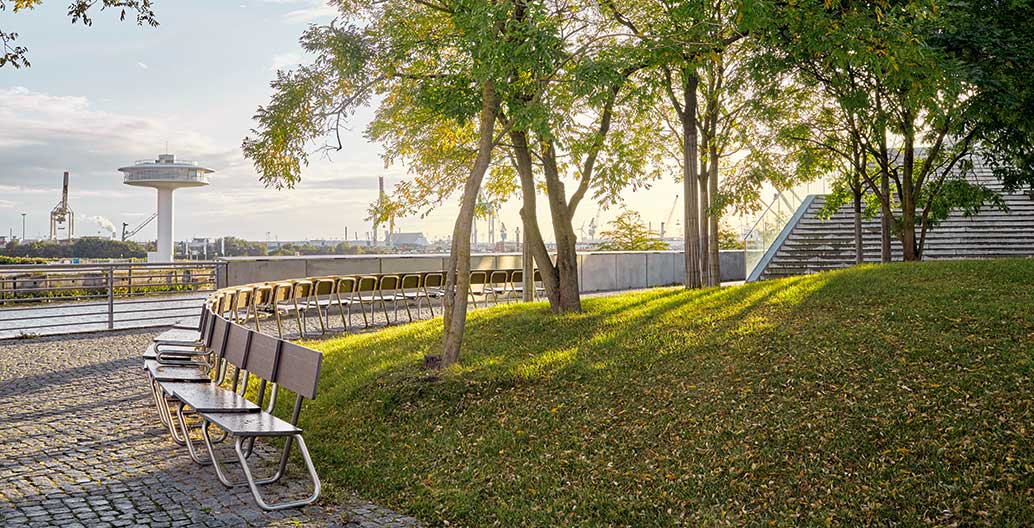 Lohsepark, Hamburg, creates a visual connection from water to water and a clear spatial differentiation over three levels: the city level, the park level and the historic level. Photo: Giuseppe Micciche