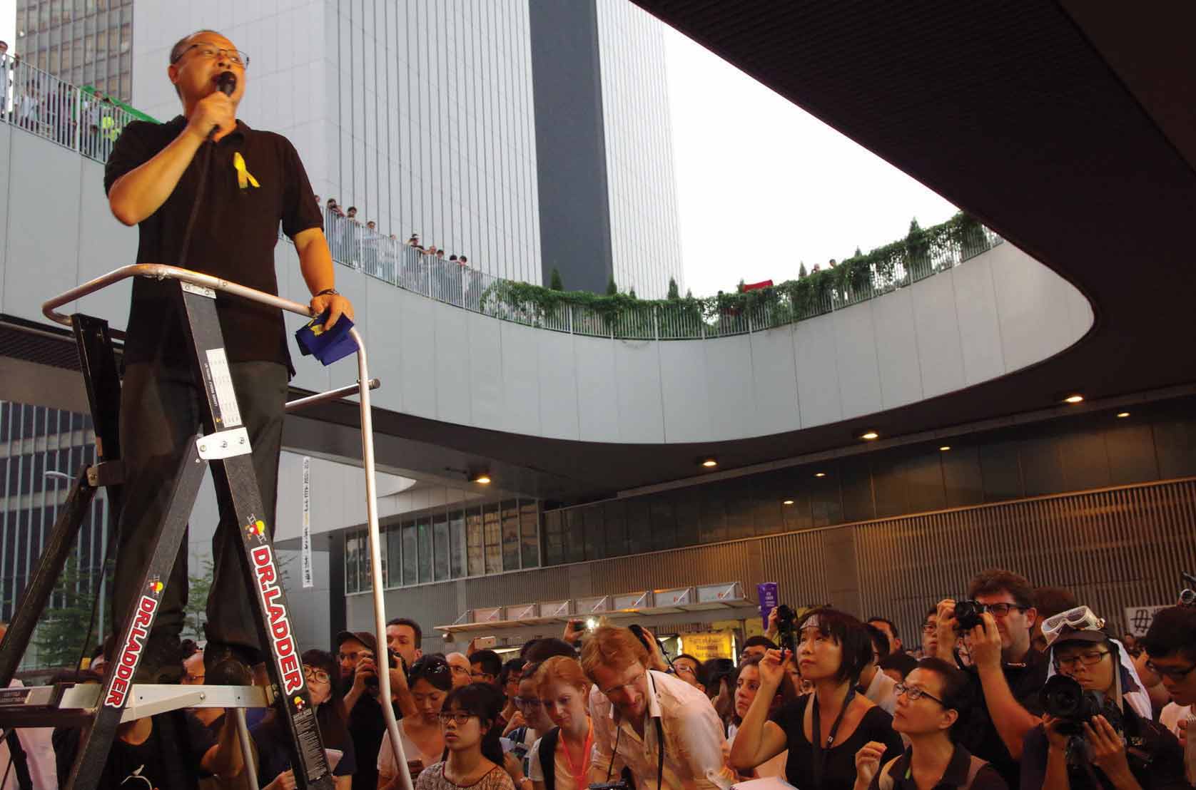 Umbrella Movement leader giving a speech while using the footbridges of Admiralty as a mezzanine, 2014. Photo: FX Pasquier