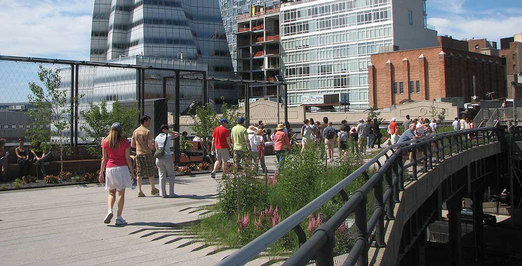 The High Line in New York is a public space that needs private support to survive. Image: David Berkowitz (cropped)