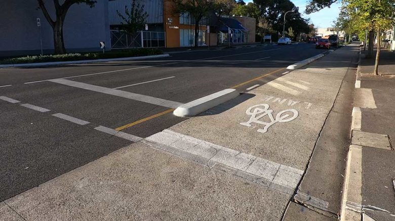 Barriers between cycling lanes and cars provide greater safety for cyclists. Image: Philip Mallis.