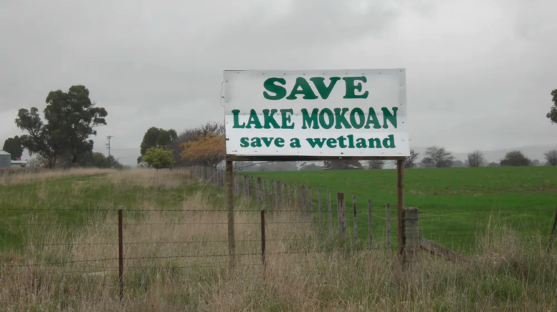 Local opposition to the decommissioning of the dam. Image: Max Finlayson