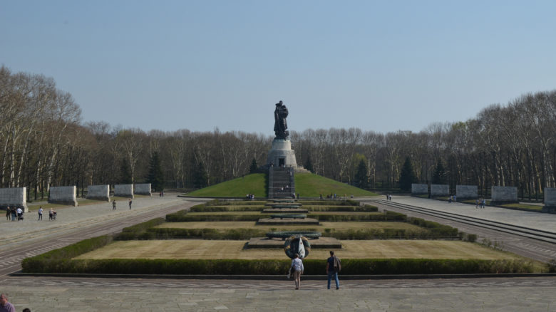 19th century garden design prevails at Treptower Park. Image: Torsten Maue