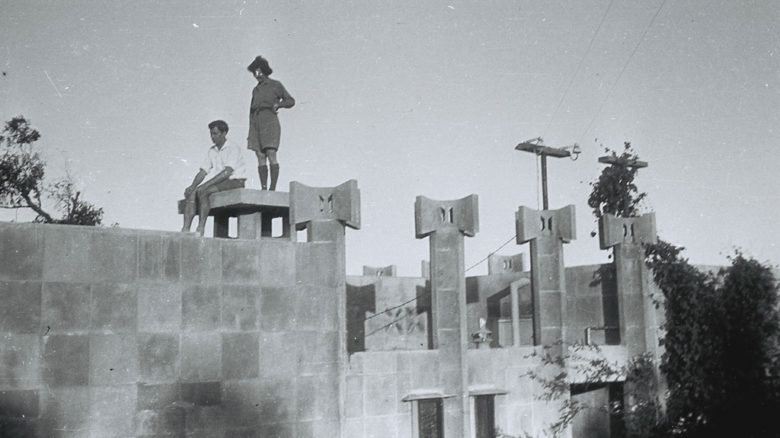 Creswick House at Castlecrag with Anice and Frank Duncan during construction circa 1930. (c) National Library of Australia